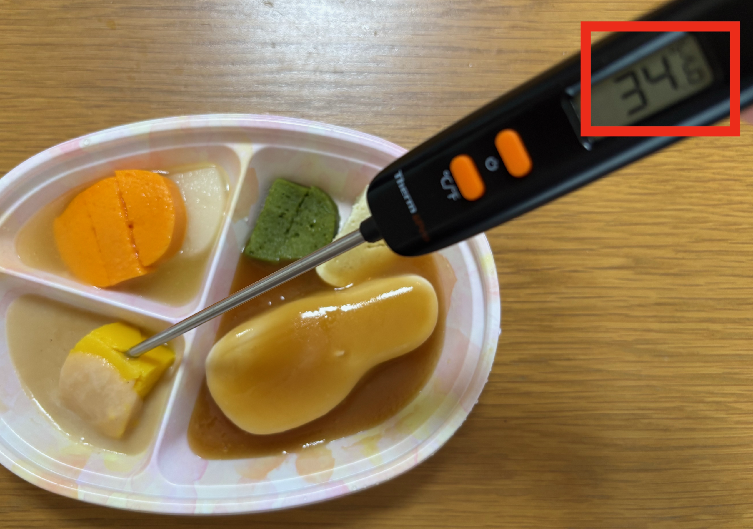 健康直球便のかぼちゃムースに温度計を刺して測ったら34.6℃だった写真