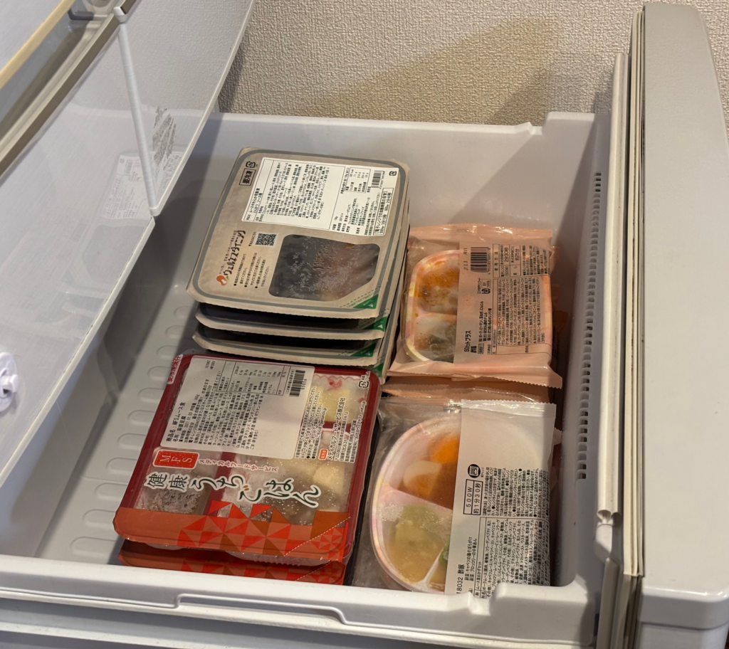宅配ムース食4社を家庭用冷凍庫の引き出しに並べて入れた写真
