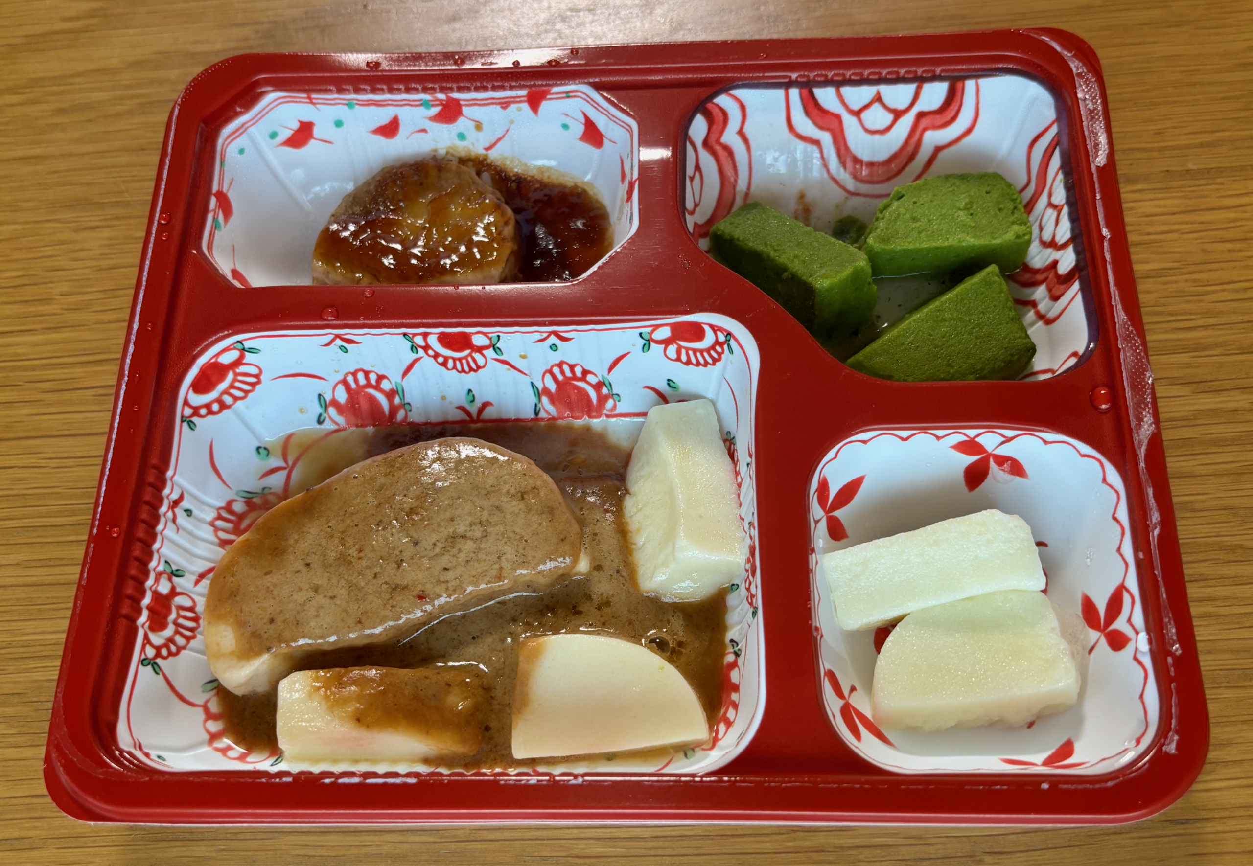 メディカルフードサービスのムース食「麻婆豆腐」を温めて撮った写真