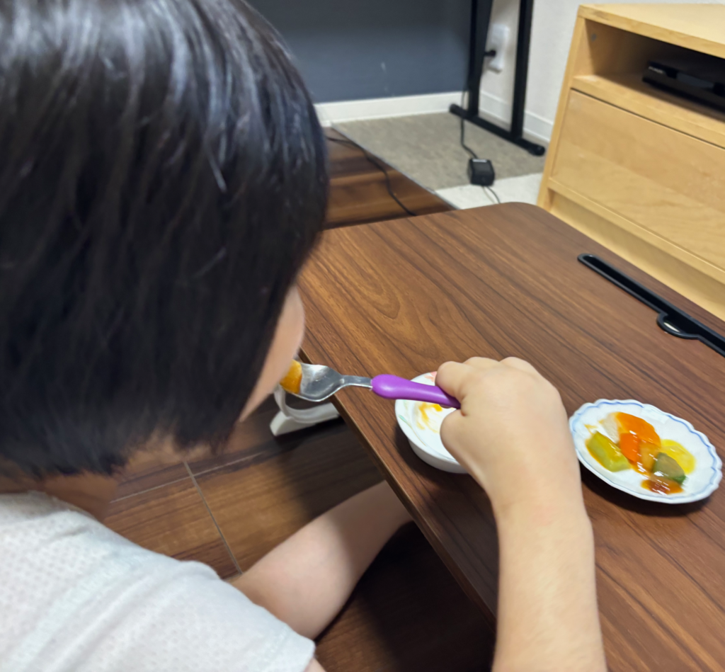 ムース食を食べている娘の様子