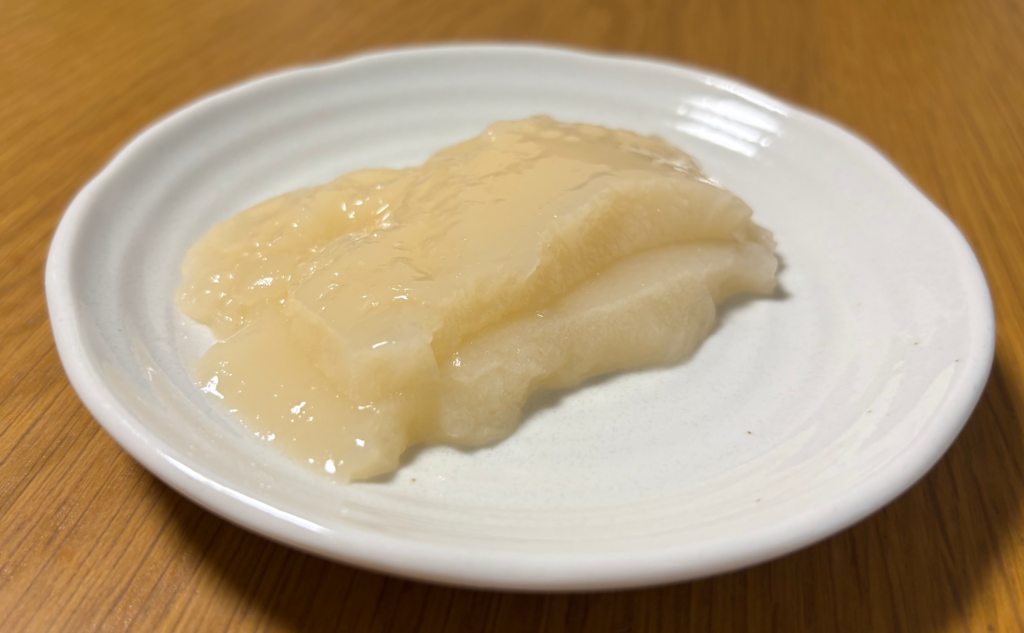 小皿に出したスプーンで食べるおもち。2層が重なった状態