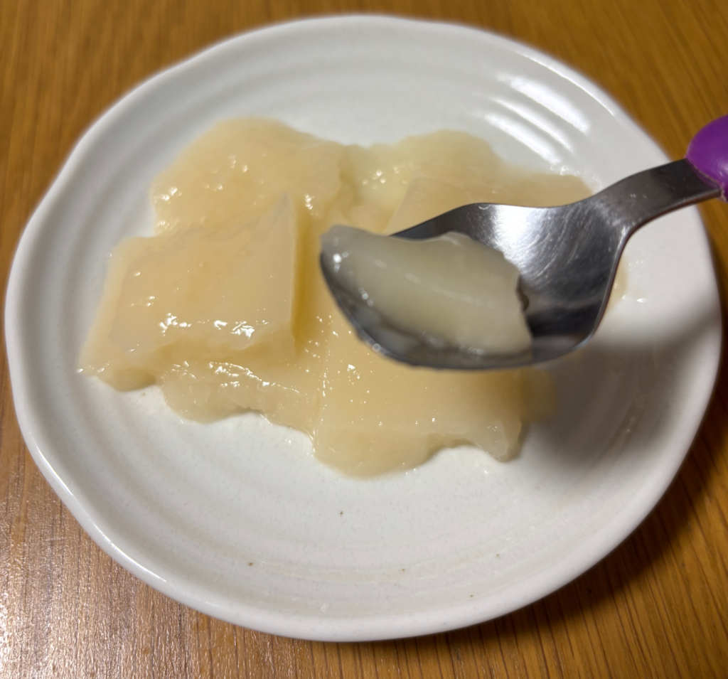 スプーンでひと口すくったスプーンで食べるおもち。やわらかくすくえている