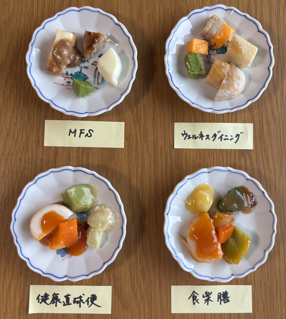4社のムース食を一口分ずつ小皿に取り分けた写真。社名の札つき