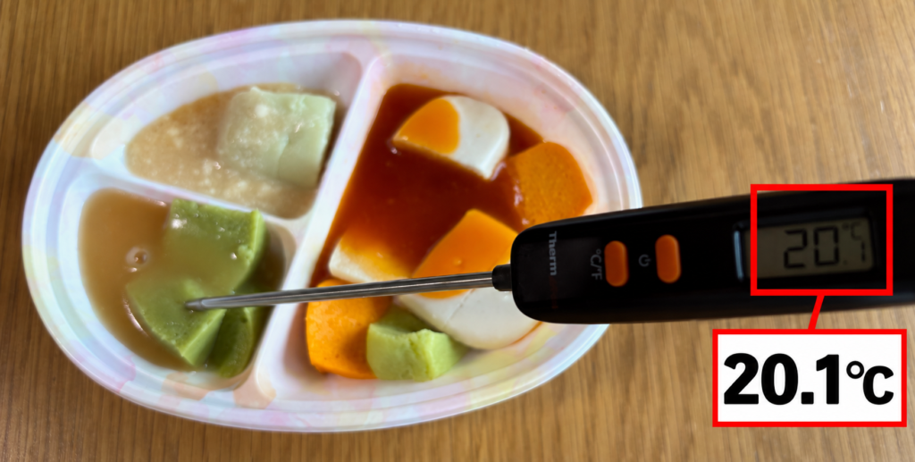 健康直球便のムース食に温度計を刺して温度を測っている写真