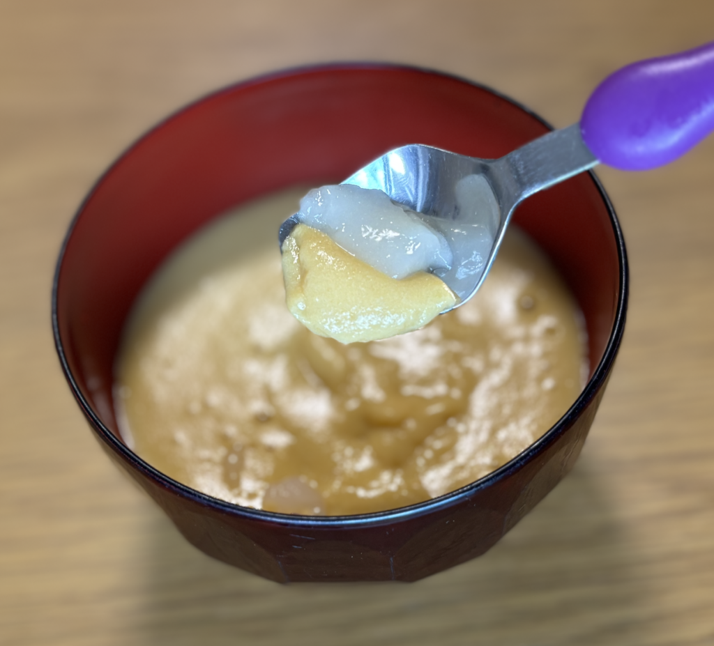 スプーンの上でムースのお雑煮とおもちを一口分だけ混ぜたところ