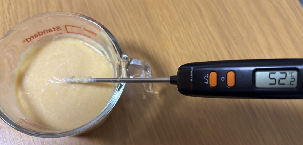 電子レンジで温め直したあとのペースト。温度計が52.2℃を示している