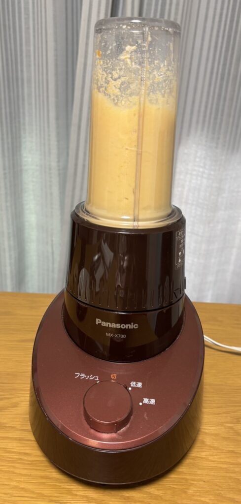 ミキサーに具とだし汁を入れて回しているところ
