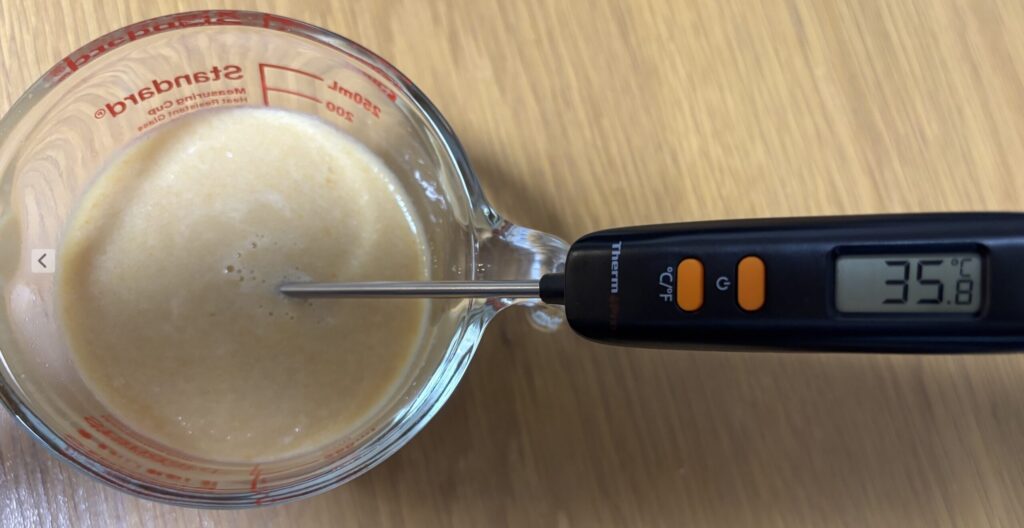 ミキサーにかけたあとのペーストに温度計を入れたところ。35.8℃と表示されている