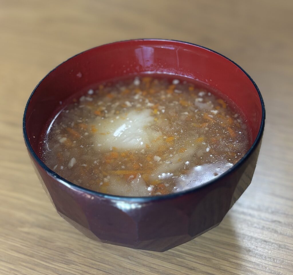刻みのお雑煮にお餅を全部入れた状態。