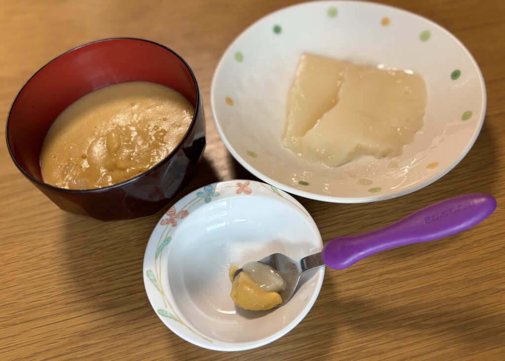 汁椀にムースにしたお雑煮、小皿にスプーンで食べるおもちを別々に盛り付けた配膳