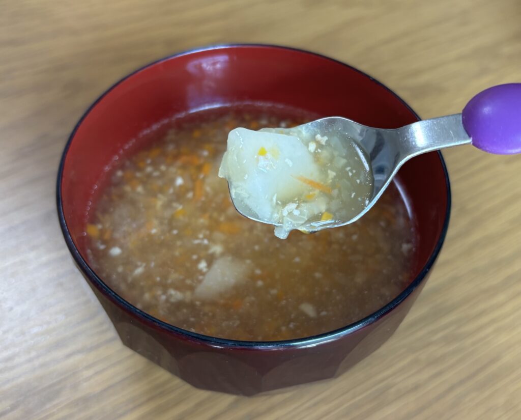 スプーンの上にのせた一口分。お餅と刻んだ具が一緒にのっている