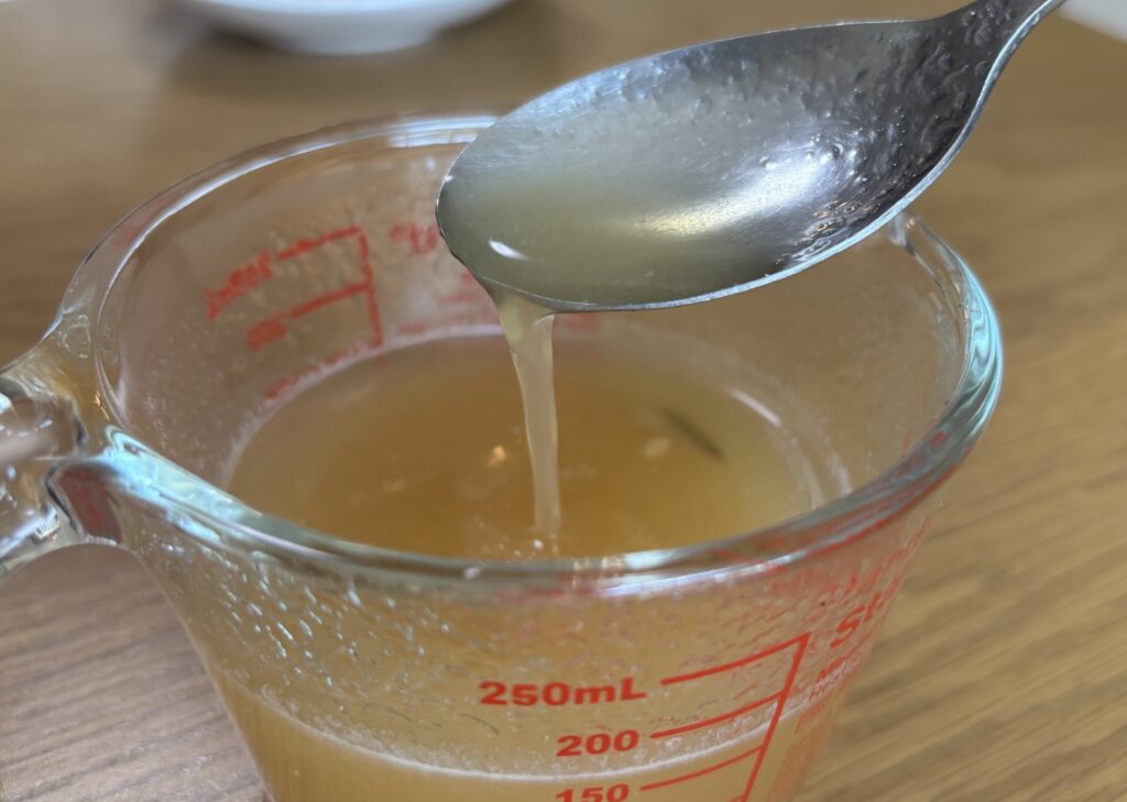 とろみをつけただし汁。スプーンから糸を引くように落ちている